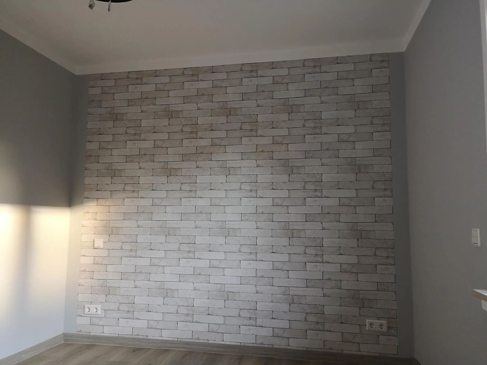 Akzentwand in heller Ziegeloptik zwischen grauen Wandflächen